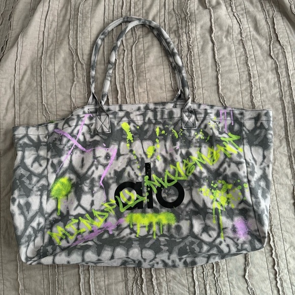 ALO Yoga Limited Edition Gray and White Tye Dye Tote Bag Graffiti Neon - Picture 2 of 3
